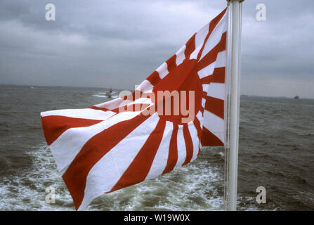 Japanische Marine Flagge im Stern auf einem Schiff auf See Stockfoto