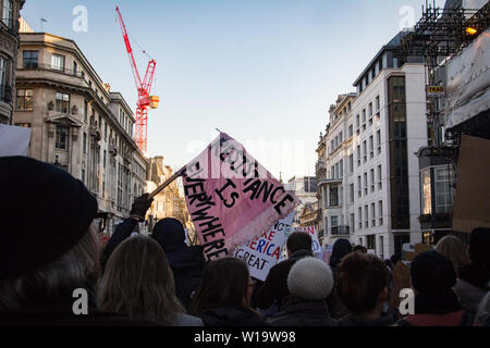 Frauen März, London, UK, 21. Januar 2017. Frauen gehen auf die Straße in London am Tag nach der Amtseinführung von Präsident Donald Trump zu protestieren. Bis zu 10.000 nahmen an London als Frauen weltweit den Tag marschieren in einem Akt der internationalen Solidarität gekennzeichnet. Stockfoto