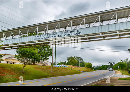 FRANKLIN SPRINGS, GA, USA - Mai 3: Fußgängerbrücke am 3. Mai 2019 am Emmanuel College in Franklin Springs, Georgia. Stockfoto