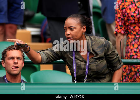 Candi Gauff, Mutter von Cori Gauff, der auf der Venus Williams auf Court 1 Am ersten Tag der Wimbledon Championships in der All England Lawn Tennis und Croquet Club, Wimbledon. Stockfoto