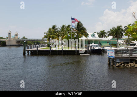 Blick über das Wasser von Mangrove Park auf dem Weg zu altem Ruhm über die Boynton Harbour Marina in Boynton Beach, Florida, USA fliegen. Stockfoto