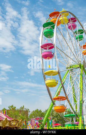 Einen bunten Riesenrad Fahrgeschäft in Traverse City, Michigan, Teil der nationalen Cherry Festival feiern. Stockfoto