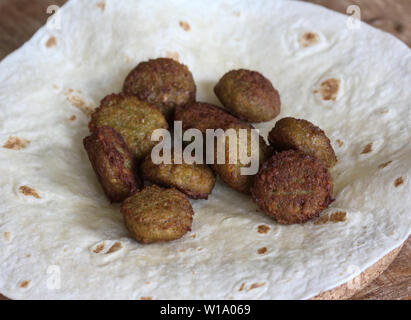 Nahaufnahme der gebackene Falafel auf eine in der Küche Stockfoto