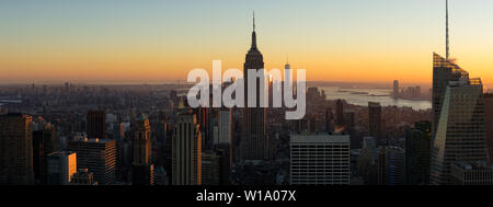 New York City Luftbild Blick auf Midtown Manhattan und dem Finanzviertel Wolkenkratzer bei Sonnenuntergang. USA Stockfoto