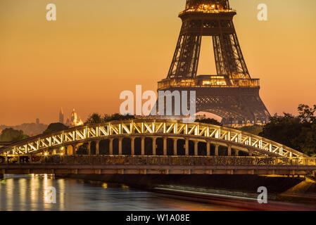Paris, 75017, FRANKREICH: Eiffelturm und Rouelle Brücke bei Sonnenaufgang mit der Basilika Sacre Coeur in der Ferne. Ile-aux-Cygne Stockfoto
