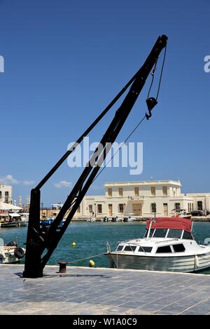 Antike Kran im alten Hafen von Rethymnon, Kreta, Griechenland wiederhergestellt. Stockfoto