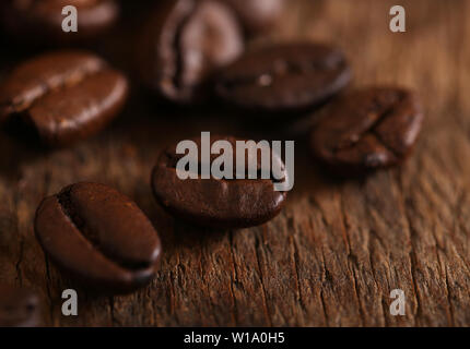 Gemahlener Kaffee und Körner Makroaufnahme Stockfoto