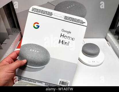 MONTREAL, KANADA - 20. JUNI 2019: Eine Hand mit Costco cacardboard verkaufen Karte mit Google Home Mini. Google Home ist ein Lautsprecher und Voice Assistant. Stockfoto