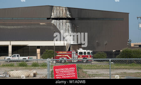 Houston, USA. 1. Juli 2019. Foto am 1. Juli 2019 zeigt die Hangar bei einem Flugzeugabsturz bei Addison Flughafens beschädigt, etwa 25 km nördlich von der Innenstadt von Dallas, die Vereinigten Staaten. 10 Menschen starben, nachdem ein kleines Flugzeug Sonntag Morgen bei Addison Flughafens abgestürzt. Die zweimotorige kleines Flugzeug hatte nur berücksichtigt, wenn es in einem Hangar abgestürzt und das Feuer zerstörte die Flugzeuge. Credit: Dan Tian/Xinhua/Alamy leben Nachrichten Stockfoto