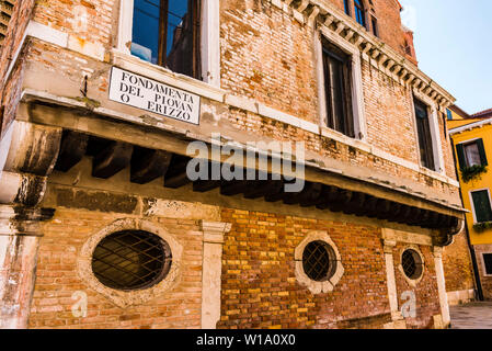 Drei runde Fenster auf einem Gebäude in Venedig, Venetien, Italien Stockfoto