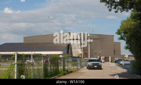 Houston, USA. 1. Juli 2019. Foto am 1. Juli 2019 zeigt die Hangar bei einem Flugzeugabsturz bei Addison Flughafens beschädigt, etwa 25 km nördlich von der Innenstadt von Dallas, die Vereinigten Staaten. 10 Menschen starben, nachdem ein kleines Flugzeug Sonntag Morgen bei Addison Flughafens abgestürzt. Die zweimotorige kleines Flugzeug hatte nur berücksichtigt, wenn es in einem Hangar abgestürzt und das Feuer zerstörte die Flugzeuge. Credit: Dan Tian/Xinhua/Alamy leben Nachrichten Stockfoto