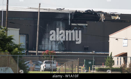 Houston, USA. 1. Juli 2019. Foto am 1. Juli 2019 zeigt die Hangar bei einem Flugzeugabsturz bei Addison Flughafens beschädigt, etwa 25 km nördlich von der Innenstadt von Dallas, die Vereinigten Staaten. 10 Menschen starben, nachdem ein kleines Flugzeug Sonntag Morgen bei Addison Flughafens abgestürzt. Die zweimotorige kleines Flugzeug hatte nur berücksichtigt, wenn es in einem Hangar abgestürzt und das Feuer zerstörte die Flugzeuge. Credit: Dan Tian/Xinhua/Alamy leben Nachrichten Stockfoto