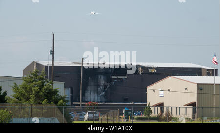 Houston, USA. 1. Juli 2019. Foto am 1. Juli 2019 zeigt die Hangar bei einem Flugzeugabsturz bei Addison Flughafens beschädigt, etwa 25 km nördlich von der Innenstadt von Dallas, die Vereinigten Staaten. 10 Menschen starben, nachdem ein kleines Flugzeug Sonntag Morgen bei Addison Flughafens abgestürzt. Die zweimotorige kleines Flugzeug hatte nur berücksichtigt, wenn es in einem Hangar abgestürzt und das Feuer zerstörte die Flugzeuge. Credit: Dan Tian/Xinhua/Alamy leben Nachrichten Stockfoto