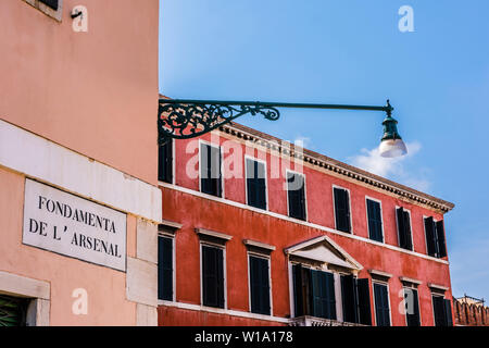 Gebäude und streetlight Detail im Arsenale in Venedig, Venetien, Italien Stockfoto