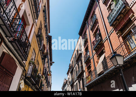 Stadtbild von malasana Viertel in Madrid. Malasana ist eines der angesagtesten Viertel der Stadt Stockfoto