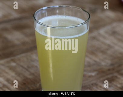 In der Nähe von Glas gefüllt mit Radler, Mischung aus Bier und Sekt Limonade, auf hölzernen Hintergrund Stockfoto