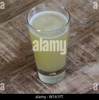 In der Nähe von Glas gefüllt mit Radler, Mischung aus Bier und Sekt Limonade, auf hölzernen Hintergrund Stockfoto