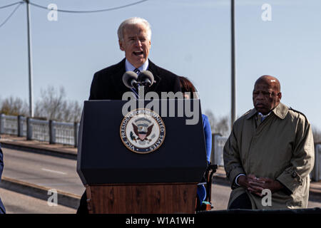 Joe Biden, der Vizepräsident, spricht in Selma zusammen mit dem Vertreter John Lewis. Stockfoto