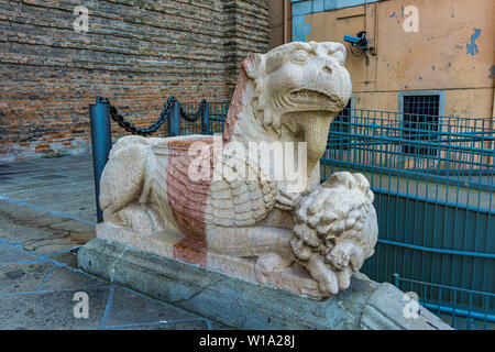 Detail der Griffin am Eingang der St. Justina Basilika, Padua, Italien Stockfoto