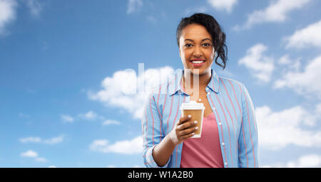 Gerne afrikanische amerikanische Frau trinkt Kaffee Stockfoto