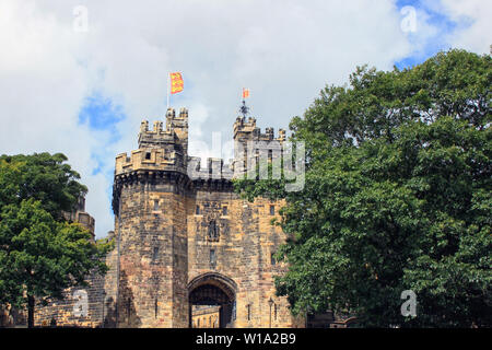 Ein Blick auf den massiven mittelalterlichen Burg von Lancaster im Nordwesten von England, Vereinigtes Königreich. Stockfoto
