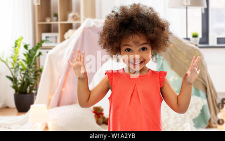 Glückliche kleine afrikanische amerikanische Mädchen zu Hause Stockfoto