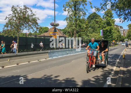 Wimbledon London, UK. 1. Juli 2019. Die Metall Barrieren sind außerhalb der All England Lawn Tennis Club installiert Besucher gegen Fahrzeug Terroranschläge während der Wimbledon Lawn Meisterschaften zu schützen. Credit: Amer ghazzal/Alamy leben Nachrichten Stockfoto