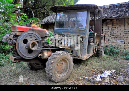 Einen alten Traktor außerhalb einer Farm in Guilin, China Stockfoto