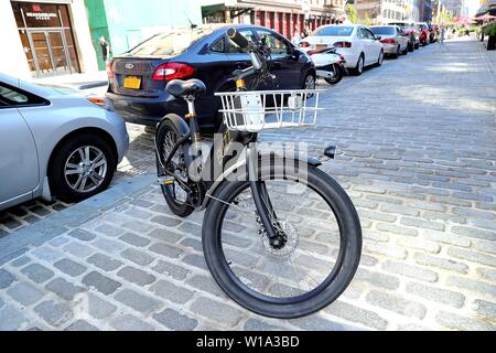 New York, NY, USA. 1. Juli 2019. Atmosphäre Foto Anruf für Andy Cohen Fahrten Buzz E-Bike, 14 St. & 9th Ave, New York, NY, 1. Juli 2019. Quelle: Steve Mack/Everett Collection/Alamy leben Nachrichten Stockfoto