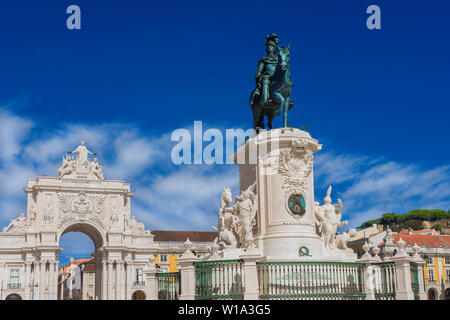 Triumphbogen und König Jose ich Bronzestatue der ikonischen Commerce Square im Stadtzentrum von Lissabon Stockfoto