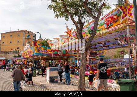 FARO, PORTUGAL - Oktober 2018: Kirmes event Santa Iria mit Spielen, Street Food, Fähre, Räder, Autoscooter und viele verschiedene Aktivitäten. Stockfoto