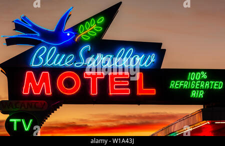 Blaue Schwalbe motel Leuchtreklame bei Sonnenuntergang auf der historischen Route 66, Santa Fe, New Mexico, USA Stockfoto