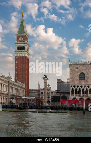 Die Campanile di San Marco, Piazzetta di San Marco und der Dogenpalast aus dem Bacino di San Marco, Venedig, Italien Stockfoto