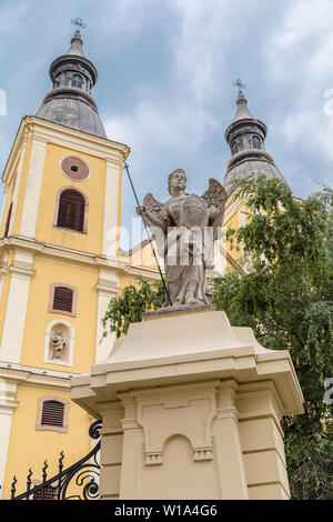 Skulptur des Erzengel Michael vor der Zisterzienserkirche in Eger. Ungarn Stockfoto