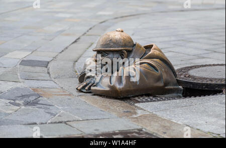 BRATISLAVA, SLOWAKEI - 27. JULI 2016: Bronze Skulptur eines Klempner oder die Person bei der Arbeit, Bratislava, Slowakei Stockfoto