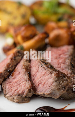 Steak Slices mit Pfifferlingen Stockfoto