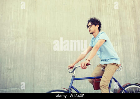 junge Hipster Mann reitet festen Gang Fahrrad Stockfoto