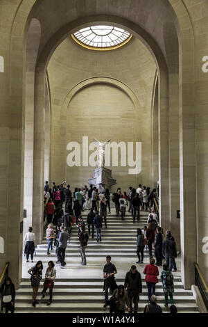 PARIS, Frankreich, 05.Mai 2016: Nike von Samothrake - Eine antike griechische Marmor Skulptur der Göttin Nike auf der Insel Samothrake gefunden Stockfoto