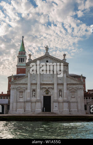 Die Westfassade der Chiesa di San Giorgio Maggiore, die am frühen Morgen von einer Yacht im Bacino di San Marco, Venedig, Italien Stockfoto