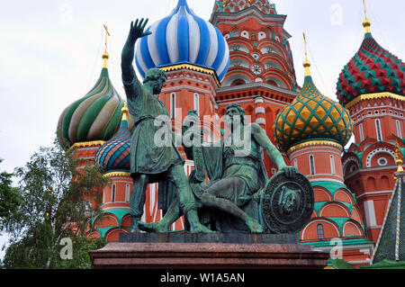 Denkmal für Minin und Pozharsky auf dem Roten Platz in Moskau gegen grüne Bäume und Mauern des Heiligen Basilius Kathedrale Stockfoto