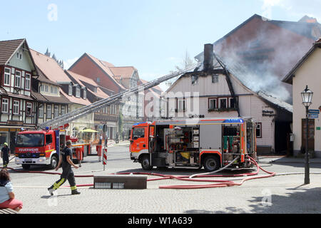 Wernigerode, Deutschland. 01. Juli, 2019. In Wernigerode ein historisches Gebäude in Flammen steht. Das Haus aus dem 17. Jahrhundert gehört zum historischen Stadtzentrum. Es gibt ein Restaurant im Haus. Feuerwehren aus der gesamten Region rund um Wernigerode eingesetzt. Credit: Matthias Bein/dpa-Zentralbild/ZB/dpa/Alamy leben Nachrichten Stockfoto