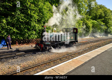 Tank Motor Kissack bei Douglas Station geschoben wird, von der Insel Man, bevor er auf Eisenbahnwagen verbunden Stockfoto