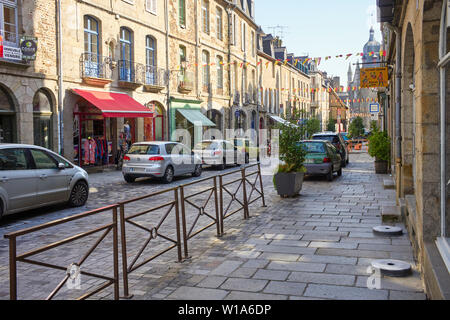 Rue Lesuer, einer der wichtigsten Straßen im älteren Teil von Fougères, Bretagne, Frankreich an einem Sommernachmittag Stockfoto