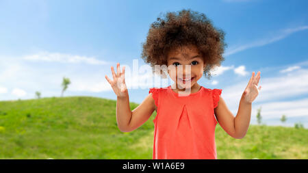 Glückliche kleine afrikanische amerikanische Mädchen im Sommer Stockfoto