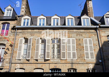 Ein typisches französisches Haus mit Fensterläden in Fougères, Bretagne, Frankreich. Stockfoto