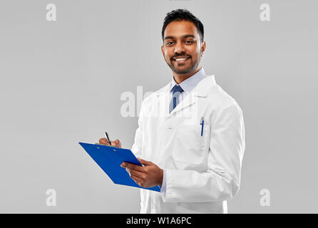 Lächelnd indischen Arzt oder Wissenschaftler mit der Zwischenablage Stockfoto