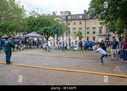 Boules DE; Leute Boules spielen im Stadtzentrum von Bath, Badewanne, Somerset England Großbritannien Stockfoto