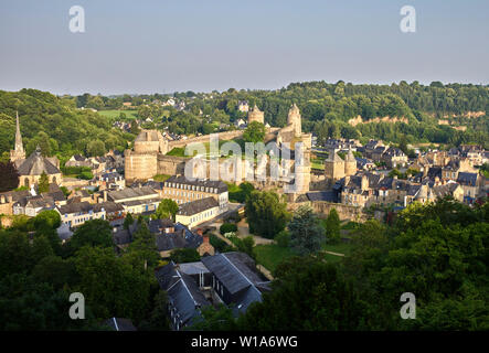 Die Burganlage in Fougères von der Stadt Gärten, Bretagne, Frankreich gesehen Stockfoto