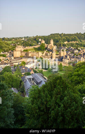 Die Burganlage in Fougères von der Stadt Gärten, Bretagne, Frankreich gesehen Stockfoto