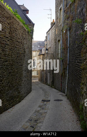 Rue du Beffrai, einer engen Straße in Fougères, Bretagne, Frankreich Stockfoto